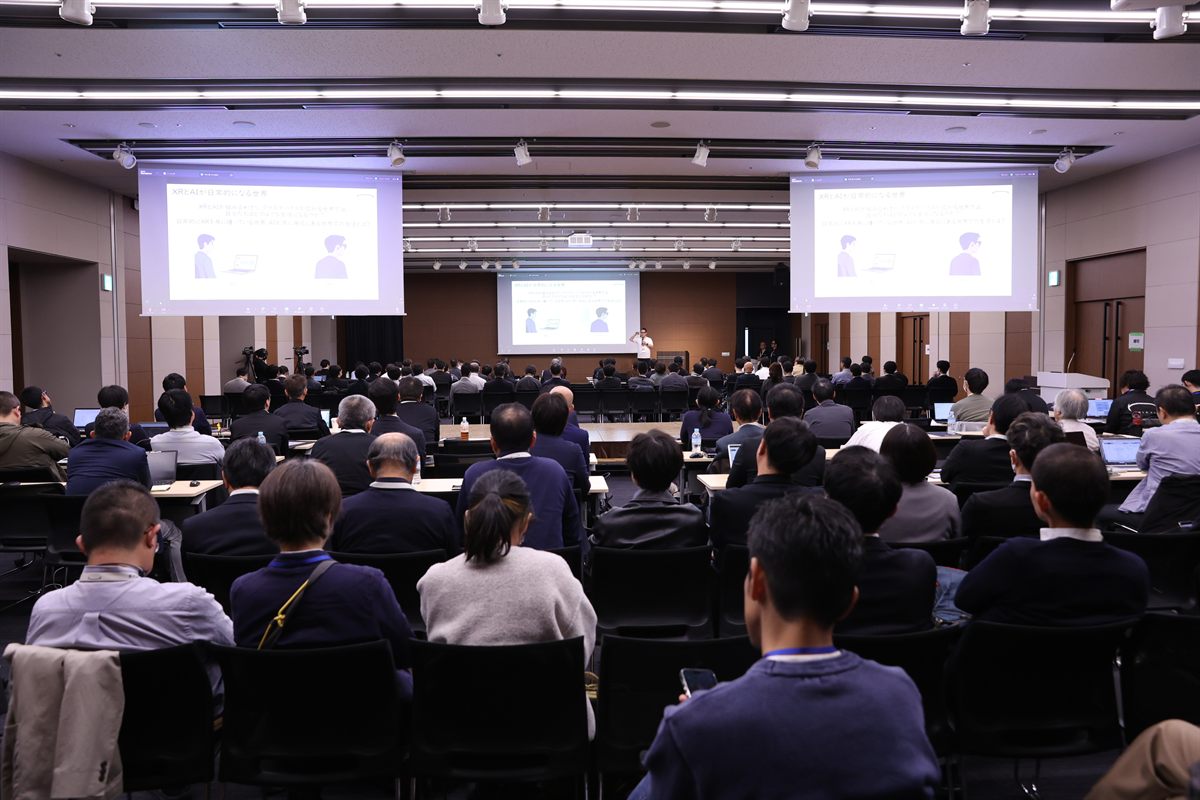 満席の会場でセッションが行われている様子