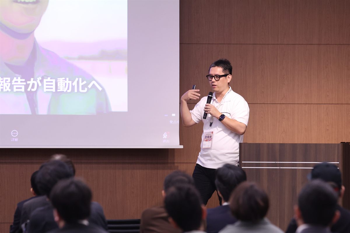 登壇者が事例を紹介している様子