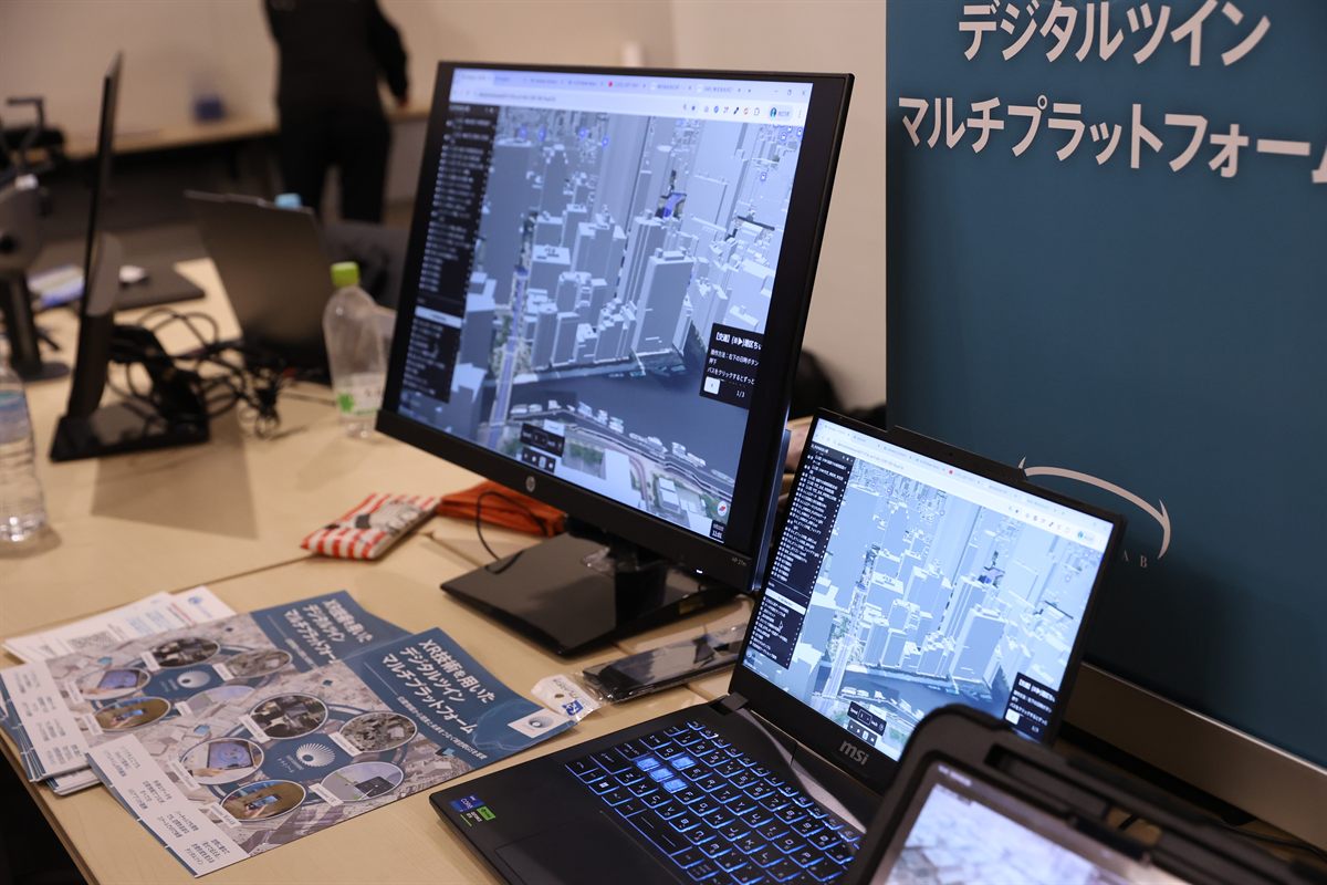 デジタルツインを表示した展示ブースのモニター
