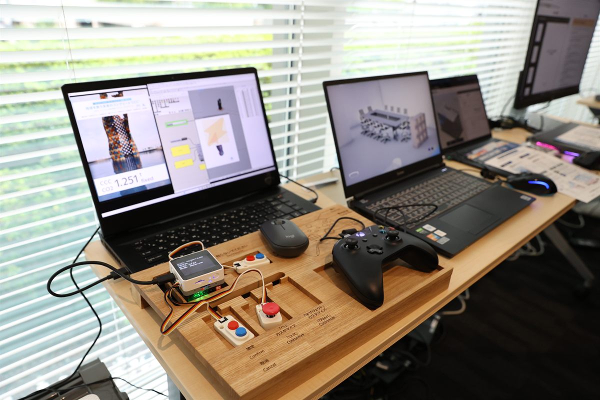 デモ機材を並べた展示テーブル