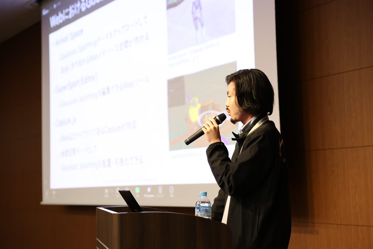 スライドを使って発表する登壇者